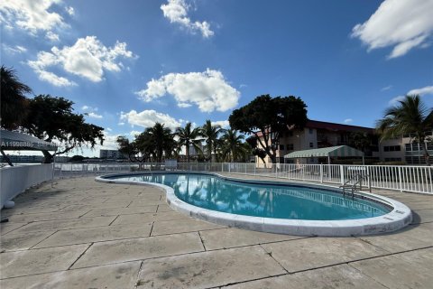 Condo in Miami, Florida, 1 bedroom  № 2060952 - photo 17