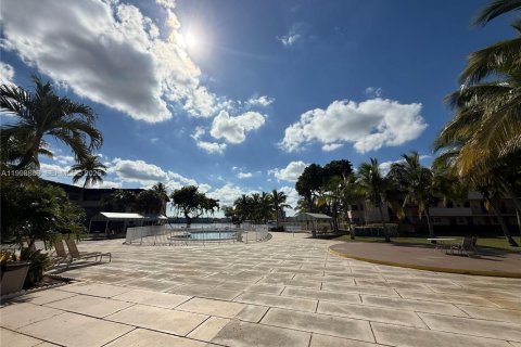 Condo in Miami, Florida, 1 bedroom  № 2060952 - photo 22