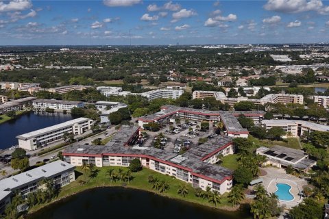 Condo in Miami, Florida, 1 bedroom  № 2060952 - photo 26