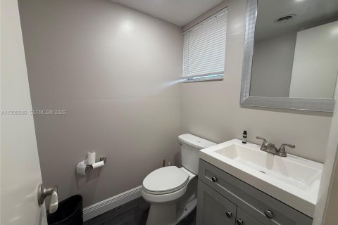 Condo in Miami, Florida, 1 bedroom  № 2060952 - photo 6