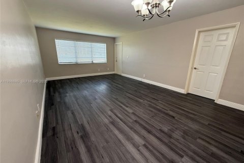 Condo in Miami, Florida, 1 bedroom  № 2060952 - photo 3