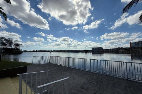 Condo in Miami, Florida, 1 bedroom  № 2060952 - photo 21