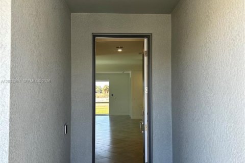 Villa ou maison à louer à Lehigh Acres, Floride: 3 chambres, 171.78 m2 № 2276183 - photo 2