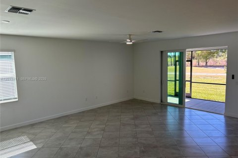 Villa ou maison à louer à Lehigh Acres, Floride: 3 chambres, 171.78 m2 № 2276183 - photo 5
