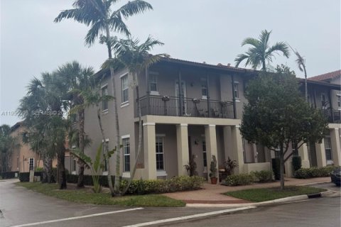 Снять в аренду таунхаус в Пемброк-Пайнс, Флорида 2 спальни, 127.09м2, № 2010316 - фото 5