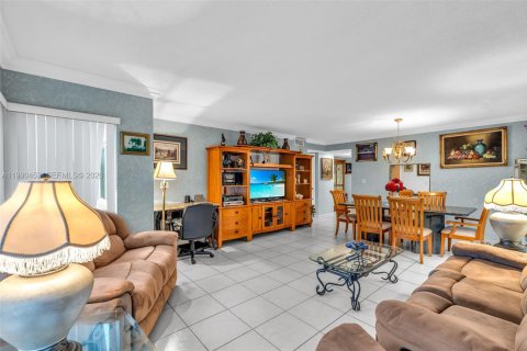 Condo in Lauderdale-by-the-Sea, Florida, 2 bedrooms  № 2055986 - photo 11
