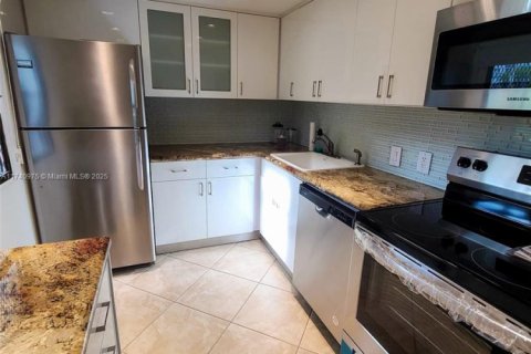 Condo in Aventura, Florida, 2 bedrooms  № 1490283 - photo 2