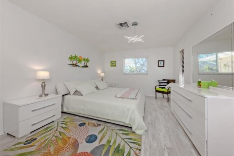 House in Venice, Florida 2 bedrooms, 141.95 sq.m. № 2142350 - photo 14