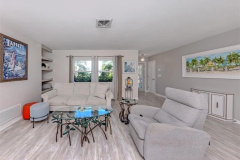 House in Venice, Florida 2 bedrooms, 141.95 sq.m. № 2142350 - photo 29