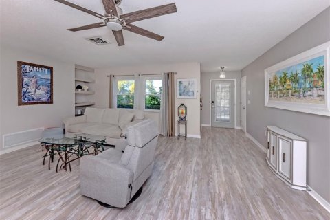 House in Venice, Florida 2 bedrooms, 141.95 sq.m. № 2142350 - photo 9