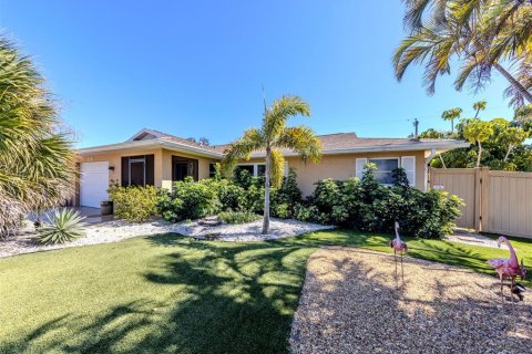 House in Venice, Florida 2 bedrooms, 141.95 sq.m. № 2142350