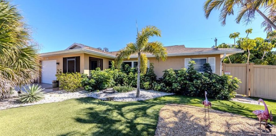 House in Venice, Florida 2 bedrooms, 141.95 sq.m. № 2142350