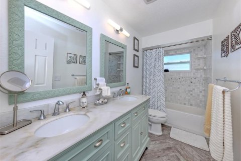 House in Venice, Florida 2 bedrooms, 141.95 sq.m. № 2142350 - photo 15