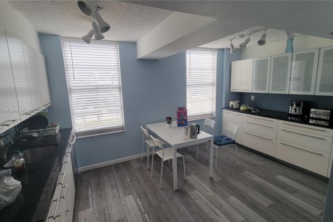 Condo in Sunny Isles Beach, Florida, 2 bedrooms  № 1874668 - photo 7