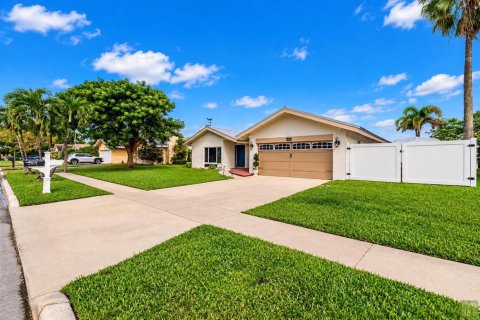 Villa ou maison à vendre à Coconut Creek, Floride: 4 chambres, 196.3 m2 № 2431486 - photo 3