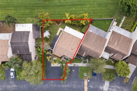 Touwnhouse à vendre à Miami, Floride: 2 chambres, 146.6 m2 № 1950777 - photo 3