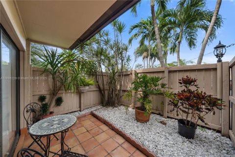 Touwnhouse à vendre à Miami, Floride: 2 chambres, 146.6 m2 № 1950777 - photo 2