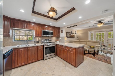 Touwnhouse à vendre à Miami, Floride: 2 chambres, 146.6 m2 № 1950777 - photo 18