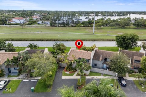 Touwnhouse à vendre à Miami, Floride: 2 chambres, 146.6 m2 № 1950777 - photo 12