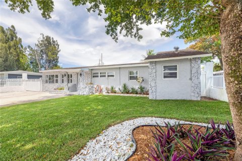 House in Miami Gardens, Florida 3 bedrooms, 155.33 sq.m. № 1889342 - photo 3