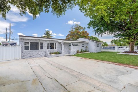 House in Miami Gardens, Florida 3 bedrooms, 155.33 sq.m. № 1889342 - photo 2