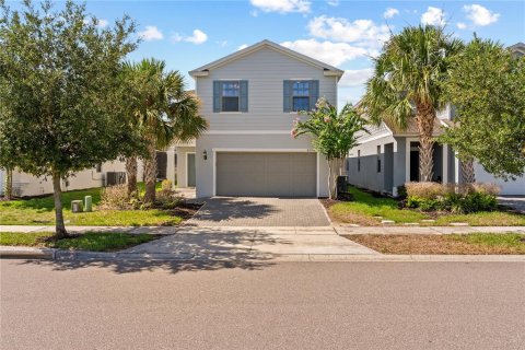 House in Kissimmee, Florida 5 bedrooms, 231.51 sq.m. № 2220603 - photo 2