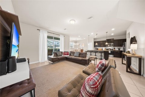 House in Kissimmee, Florida 5 bedrooms, 231.51 sq.m. № 2220603 - photo 6