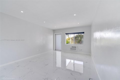 Copropriété à vendre à Miami Beach, Floride: 43.66 m2 № 1713741 - photo 2