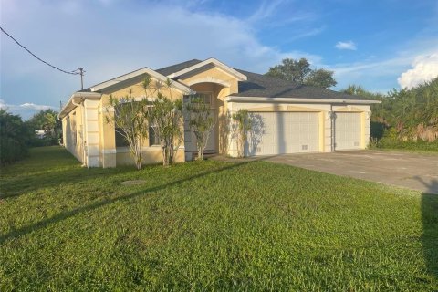 House in Port Charlotte, Florida 4 bedrooms, 215.63 sq.m. № 2351818 - photo 2