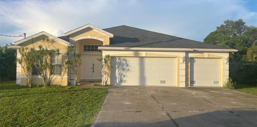 House in Port Charlotte, Florida 4 bedrooms, 215.63 sq.m. № 2351818