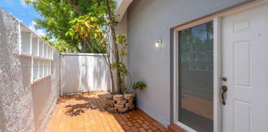 Townhouse in Aventura, Florida 3 bedrooms, 126.81 sq.m. № 1971227