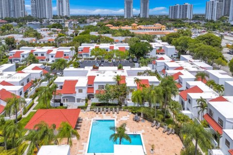 Townhouse in Aventura, Florida 3 bedrooms, 126.81 sq.m. № 1971227 - photo 24