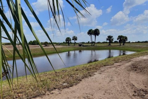 Commercial property in Okeechobee, Florida № 2191846