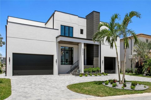 House in Tampa, Florida 6 bedrooms, 526.29 sq.m. № 2299947 - photo 3