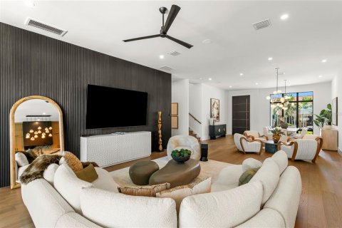 House in Tampa, Florida 6 bedrooms, 526.29 sq.m. № 2299947 - photo 13