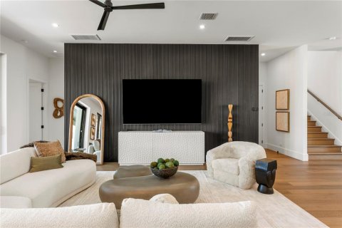 House in Tampa, Florida 6 bedrooms, 526.29 sq.m. № 2299947 - photo 12