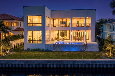 House in Tampa, Florida 6 bedrooms, 526.29 sq.m. № 2299947