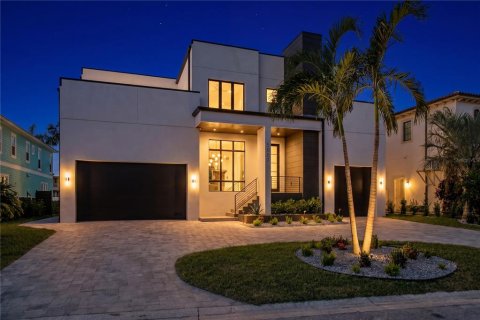 House in Tampa, Florida 6 bedrooms, 526.29 sq.m. № 2299947 - photo 2