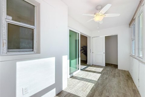 Condo in Saint Petersburg, Florida, 2 bedrooms № 2114668 - photo 29