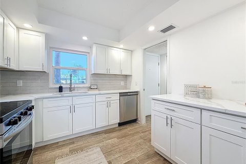 Condo in Saint Petersburg, Florida, 2 bedrooms № 2114668 - photo 9