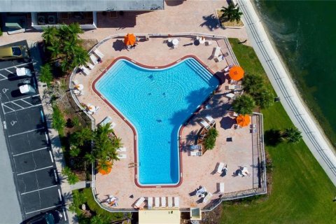 Condo in Saint Petersburg, Florida, 2 bedrooms № 2114668 - photo 4