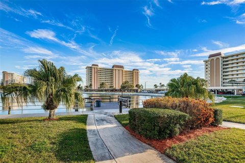 Condo in Saint Petersburg, Florida, 2 bedrooms № 2114668 - photo 11