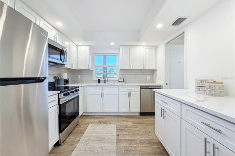 Condo in Saint Petersburg, Florida, 2 bedrooms № 2114668 - photo 7