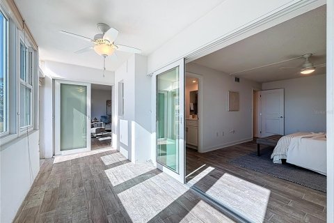 Condo in Saint Petersburg, Florida, 2 bedrooms № 2114668 - photo 28