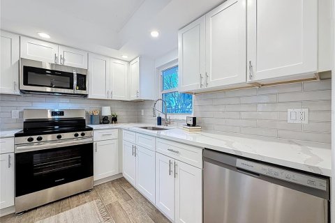 Condo in Saint Petersburg, Florida, 2 bedrooms № 2114668 - photo 8