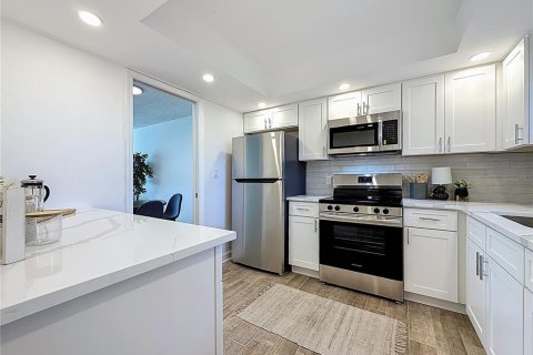 Condo in Saint Petersburg, Florida, 2 bedrooms № 2114668 - photo 6