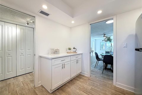 Condo in Saint Petersburg, Florida, 2 bedrooms № 2114668 - photo 10