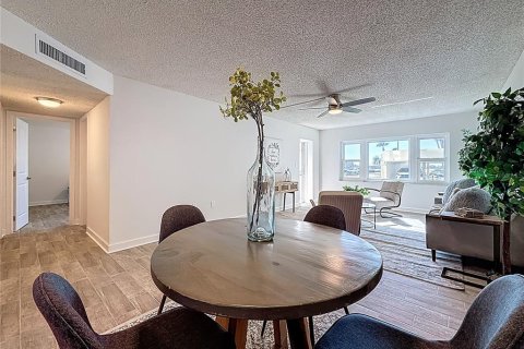 Condo in Saint Petersburg, Florida, 2 bedrooms № 2114668 - photo 13