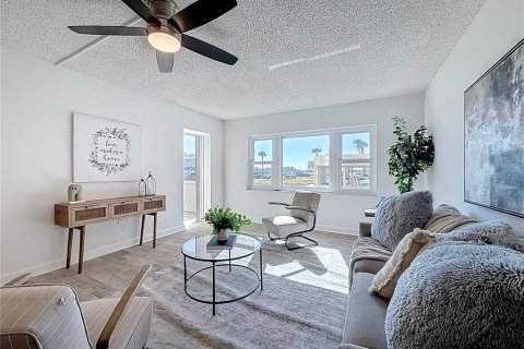 Condo in Saint Petersburg, Florida, 2 bedrooms № 2114668 - photo 15