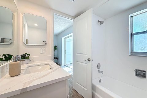 Condo in Saint Petersburg, Florida, 2 bedrooms № 2114668 - photo 27